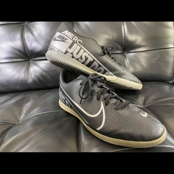 Men’s size 11Nike indoor soccer shoes - Picture 1 of 9